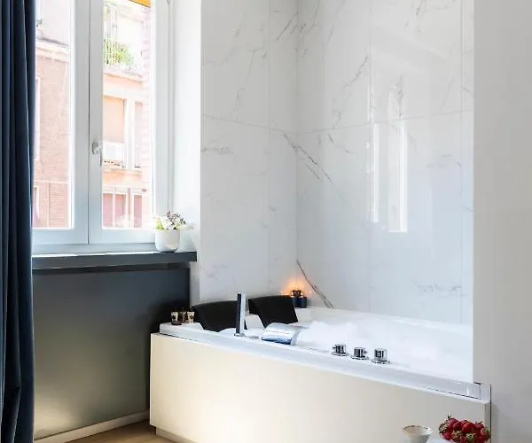Romac Trinity - 3bdr With Sauna & Jacuzzi In Campo De Fiori Apartment *
