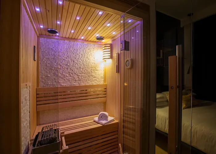 Romac Trinity - 3bdr With Sauna & Jacuzzi In Campo De Fiori Apartment *